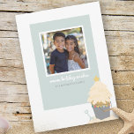 Beach jul Sand Pail Julkort<br><div class="desc">Ta med en kust-juls värme och charm till dina semesterhälsningar med vårt Beachy Sand Pail-julkort! Perfekt för stranden älskare och dem som vårdar havet. På kortets framsida visas en beundransvärd illustration av en sandbricka fylld med sand som formas i Julgran. Det här kortet är en glad påminnelse om soliga dagar...</div>