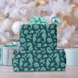 Beach jul Seahorse Glitter Teal Aqua Presentpapper<br><div class="desc">Den här pappra julinslagningen vid kusten är mönster av akvablåsjöar,  sjöar och häckar på en mörk med teal bakgrund,  för att få en helgdag av en flodstrand.</div>