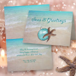 Beach jul Starfish Seas in Hälsning Card Helgkort<br><div class="desc">Ös- och hälsning-tropiska julkort med anpassningsbar hälsning och budskap inuti. Vikta kort i tre storlekar och ha en stjärnfisk och träd-ornament på framsidan över en tropisk kom av turkos till havs vatten och strandsand. Lägg även till en namnteckning. Text på framsidan kan ändras till "God jul" eller "Glad helg".</div>