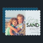 Beach-julblåsblått genom sandlådan julkort<br><div class="desc">Ett modernt helgdag-kort med ett enkelt minimalt budskap som lyder "genom sandsäcken" med handflatan i kombination med handskriven typografi. Anpassa med namn och bild. Bild av Vitolda Klein på Unsplash</div>