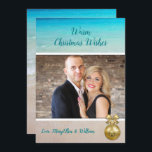 Beach-julfotopatmall Guld-dekorationskort Julkort<br><div class="desc">Perfekt jokertecken med anpassningsbar hälsning och namnteckning framför platta kort. Lägg till ett foto av vågrät (liggande) med familj,  par eller en enda person över en bakgrundsbild av havsytan med tropiska blå vatten och strandsand. En dekorerad bild av guld träd dekorerar det nedre hörnet.</div>
