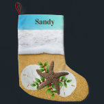 Beach julgranskund Dubbla Sida Liten Julstrumpa<br><div class="desc">Beach-temat för julklämning för att hänga vänd mot lämnat eller höger,  med design och namn tryckt på båda sidor.  Skumlig surfa och strandsandbotten med två stora sanddollar och en stjärnfisk.  Grönten lämnar med röda bär mellan snäckorna.  Namn skrivs ut över ett övertoningsband med blå grönt överst.</div>