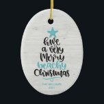 Beach-julprydnad Julgransprydnad Keramik<br><div class="desc">Roligt och modern prydnadsföremål från strandis har hand- och smyckad typografi: "Ha en mycket fin bijulljul." Anpassa med din familj och din familj namn och året.</div>