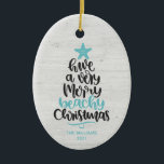 Beach-julprydnad Julgransprydnad Keramik<br><div class="desc">Roligt och modern prydnadsföremål från strandis har hand- och smyckad typografi: "Ha en mycket fin bijulljul." Anpassa med din familj och din familj namn och året.</div>