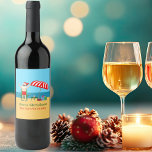 Beach-julsommaren Jultomten Anpassningsbar Party Vinflaska Etikett<br><div class="desc">Den här söta julen i vin i juli gör att perfekt sommar-party-dekorerar för en strandbäcke eller bassäng-samling. Gör det till en roligt nordpolare, så att extravaganza med Jultomten i hans simbassänger bredvid ett rödvitt strandparaply och -gåvor. Jag har aldrig sett mr Klaus i en badande kostym förut! Grönten knyter samman...</div>
