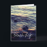 Beach Life citerar Vinkara Ocean Sunset Vatten Sce Helgkort<br><div class="desc">Tryckt med vackra och sereniska scenen av vackert vågar på stranden!</div>