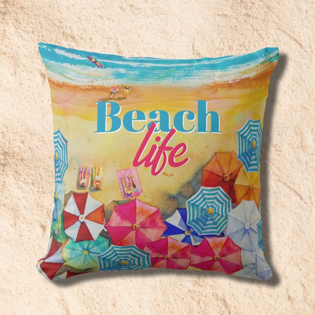Beach Life Parbrellas in Sand Kudde (Beach Life Umbrellas in Sand Pillow (select outdoor or indoor fabric))