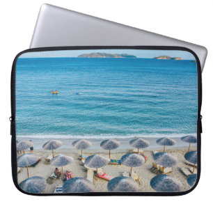 Beach-lounge på kustland som är vänd mot havet laptop fodral