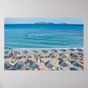 Beach-lounge på kustland som är vänd mot havet poster