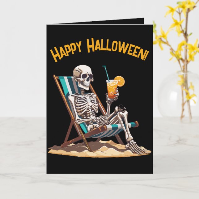 Beach Lounging Skeleton Halloween-hälsningskort Kort (Gul blomma)
