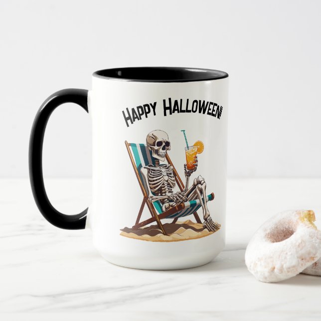 Beach Lounging Skeleton Halloween Mugg (Med munk)