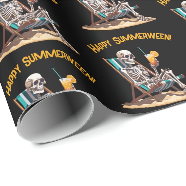 Beach Lounging Skeleton Halloween Presentpapper (Rullad Hörn)