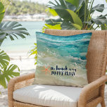 Beach Lycklig Ställe Watercolor Ocean Vinkar Coast Kudde<br><div class="desc">Lägg till en strandvib till ditt hem med den mysiga bomullskusten dekorativ kudde med en vattendroppad tropiska turkos och havsskum vinkart havsområde,  korallstjärnfisk och "stranden är mitt lycklig ställe"-typografi i en marinblått marinblått. Art av KL Lagrar</div>