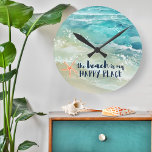 Beach Lycklig Ställe Watercolor Ocean Vinkar Coast Rund Klocka<br><div class="desc">Skapa en semestervib på havsytan med den coola kustväggklockan som innehåller tropisk vattentoraffinitet och sjöskummet vinkart,  korallstjärnfisk och "stranden är mitt lycklig ställe" i ett blått handskriftsteckensnitt för marinen. Art av KL Lagrar</div>