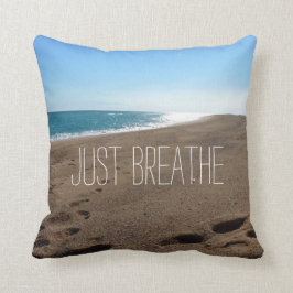 Beach med just Breathe-offert Kudde