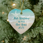 Beach New Home First jul Starfish Julgransprydnad Keramik<br><div class="desc">Första jul i ett tropiskt/strandnära prydnadsföremål. Hjärtformad keramisk keepsaké med text på båda sidor. Inkludera händelsen med datum på ena sidan och namn och adress på den andra. Aquamarine sea vatten och strandsand är bakgrunden till mörk blått text. Två stjärnfiskar dekorerar också båda sidorna. Denna design fungerar bäst på hjärtat,...</div>