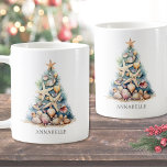 Beach personlig Namn Julgran Kaffemugg<br><div class="desc">Gå in i helgdag-andan med detta festliga strandtemade mugg som har ett Julgran som består av snäckor och stjärnfisk. Perfekt för alla som bor i tropiska ställe som Florida, Hawaii eller Bahamas - eller för alla som bara ser kärlek vid kusten - ger detta mugg varm surfa och sanddyner till...</div>