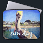 Beach Pier Pelican Bird Photo Sol Day-citattecken Laptop Fodral<br><div class="desc">Den här lycklig-pelikan genomgick en räls som förbisåg en kalifornisk strand skriker "semestervatten". Gå tillbaka till de varma oceanerna när du användor detta färgstarka fotografi neoprene laptop sleeve. Laptop sleeve finns i tre storlekar: 15, 13 och 10 tum. Gör en underbar gåva till någon speciell! Du kan enkelt anpassa den...</div>