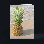 Beach Pineapple Friends födelsedag Kort<br><div class="desc">Tropisk anananas på strandsand med vatten på väns födelsedag.</div>