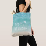 Beach Sand är New Snö #Florida Winter Tygkasse<br><div class="desc">Den här helgdag med varmt väder i roligt, som kommer från Florida, har naturligtvis en söt ikon i handflatan träd, vit kritformaterad typografi, och känslan "Sand är New Snö". Den är på ett vackert akvathav och en sandstrand med twinkling ljus. Det är perfekten som avslutar beröring till din första jul...</div>