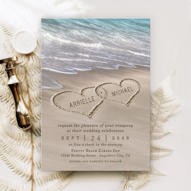 Beach Sand Hearts Elegant Tropical Modern Bröllop Inbjudningar (Skapare uppladdad)
