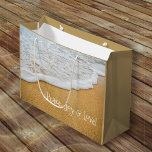 Beach Sand Peace Joy Kärlek jul<br><div class="desc">Lägg till din egen formulering till denna stora storleka presentsäck med strandscen på båda sidor. Bild av persikor och hav,  den vita surfan kan vara för helgdagarna eller något annat tillfälle. Exempeltexten är "Fred,  fred,  fred och Kärlek".</div>