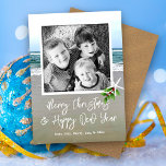 Beach Sand Photo jul Card Julkort<br><div class="desc">Julkort för havsstranden. Anpassa med hälsning och namnteckning. Lägg till ett familjefoto i den fyrkantiga mallen,  med lite stjärnfisk och biet på holly i hörnet. Omvänd är en bild av brunt sand.</div>