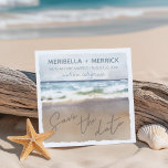 Beach Sand Watercolor Bröllop spara datum Datumet<br><div class="desc">Kortet för bröllop spara datum på persikotemat har en vattenfärg på vinkart sjölandskap med "Spara datum" skrivet i sanden. Omvänd sida är en ljushavsblått. Perfekt för nautiska,  tropiska,  destinerade och kustnära bröllop. Bild av KL Lagrar.</div>