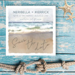 Beach Sand Watercolor Bröllop spara datum Spara Datumet<br><div class="desc">Kortet för bröllop spara datum på persikotemat har en vattenfärg på vinkart sjölandskap med "Spara datum" skrivet i sanden. Omvänd sida är en ljushavsblått. Perfekt för nautiska,  tropiska,  destinerade och kustnära bröllop. Bild av KL Lagrar.</div>
