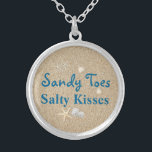 Beach Sandy Toes Salty Kisses Necklace Silverpläterat Halsband<br><div class="desc">Den här roligten och det tropiska halsbandet i silver accentueras med det söta ordspråket "Sandy Toes Salty Kisses" på en strandsandbakgrund,  skapar det som en söt gåva till bruden,  brudgummen eller blomflickan.</div>