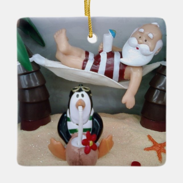 **BEACH SANTA MED PENGUIN FRIEND** JULGRANSPRYDNAD KERAMIK (Framsida)
