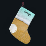 Beach Scene Sand Dollar-Dubblans julklapp Liten Julstrumpa<br><div class="desc">Dubblan stod vid utskriften på julstrumpor med en strandscen. Sand och surfa med en stor vit sanddollar och namn-mall överst. Använda för killar eller gals,  vuxnor eller barn. Alla som kärlek stranden kommer att uppskatta kusten-havets utformning.</div>