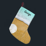 Beach Scene Sand Dollar-Dubblans julklapp Liten Julstrumpa<br><div class="desc">Dubblan stod vid utskriften på julstrumpor med en strandscen. Sand och surfa med en stor vit sanddollar och namn-mall överst. Använda för killar eller gals,  vuxnor eller barn. Alla som kärlek stranden kommer att uppskatta kusten-havets utformning.</div>
