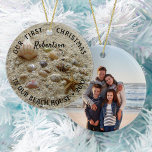 Beach Seashells Nystartfoto för jul Julgransprydnad Keramik<br><div class="desc">Kustjulprydnaden,  som innehåller små strandar,  gör en underbar keepy för er första jul i ert nya strandhus. Lägg till ett foto på baksidan med mallen för enkel använda.</div>