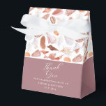 Beach Seashells Watercolor Coastal Chic Bröllop Presentaskar<br><div class="desc">Beach Seashells Watercolor Coastal Chic Wedding Favor Boxes har en söt årskurs mönster på vit bakgrund med texten "Tack" i modernt skript och personlig med namn och datum. På motsatt sida finns din hashtagg för social-media. Perfekt för bröllop och händelser vid kusten och sommaren. Anpassa genom att redigera texten i...</div>
