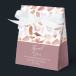 Beach Seashells Watercolor Coastal Chic Bröllop Presentaskar<br><div class="desc">Beach Seashells Watercolor Coastal Chic Wedding Favor Boxes har en söt årskurs mönster på vit bakgrund med texten "Tack" i modernt skript och personlig med namn och datum. På motsatt sida finns din hashtagg för social-media. Perfekt för bröllop och händelser vid kusten och sommaren. Anpassa genom att redigera texten i...</div>