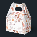 Beach Seashells Watercolor Coastal Chic Bröllop Presentaskar<br><div class="desc">Beach Seashells Watercolor Coastal Chic Bröllop PFavor Boxes har en söt säsongsskal mönster på vit bakgrund med texten "Tack" i modernt skript och personlig med namn och datum. Perfekt för bröllop och händelser vid kusten och sommaren. Anpassa genom att redigera texten i textrutorna. Designad av Evco Studio. Visa samordningsobjekt på...</div>