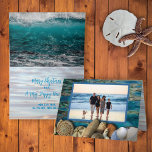 Beach-Snäckor - julfotkort Helgkort<br><div class="desc">Beach-hälsningskort med foto på framsidan och realistiskt årstidsschema gräns längs grund. Öppna om du vill hitta ett personligt meddelande och namnteckning med havets vatten bakgrund. Perfekt till alla strandlevande familjer att skicka till helgdagarna. Välj den utskrivna och / eller hämtningsbara versionen.</div>