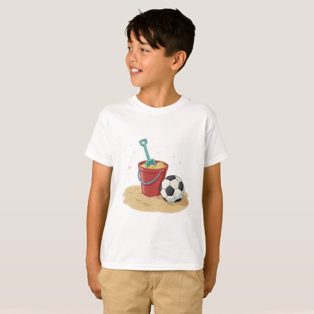 Beach Soccer Bucket and Ball in the Sand T Shirt (Hel framsida)