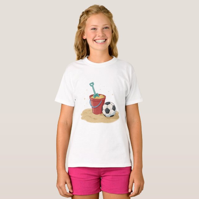 Beach Soccer Bucket and Ball in the Sand T Shirt (Hel framsida)