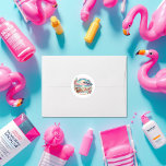 Beach Social Klubb Bachelorette Helg Anpassningsba Runt Klistermärke<br><div class="desc">Fira i stil med den vackra Beach Social-Klubben Bachelorette Helg anpassningsbar-dekalen. Med en vattenfärgsscen med lounge-stolar, cocktails och tropiska blommigtar mot en solnedgång i solnedgången, tillför den här designen lite elegans till alla partier som föredrar eller ställer upp på papper. Anpassa den med händelseinformationen för en chic och för en...</div>