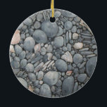 Beach Stones-Snäckor Småstarna Sten Pausning Art Julgransprydnad Keramik<br><div class="desc">Stenstenar och Snäckor - Den här målningen av en bergig strand är en närbild av svarta strandstenar, små snäckor och ett lerskjul som du kan plocka upp, undersöka och sedan lägga i fickan. Vilken dröm om att shellers och bukkombier ska ha lite minne av lycklig-bukkamerdagar. De små stenarna är häpnadsväckande,...</div>