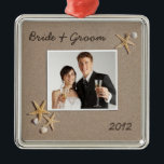 Beach Theme Bröllop Photo Ornament<br><div class="desc">Jul bröllop pryds med ditt foto inramat i sanden. Perfekt till din första jul som gift par! Underbara gåvor till nygifta!</div>