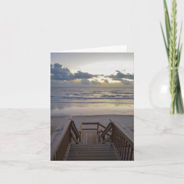 Beach Trappor ner till Lugn Vatten Kant vid solupp Kort (Framsida)