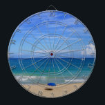 Beach Umbrella Ocean Darttavla<br><div class="desc">En havsvy med en blå strandparaply.</div>