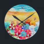Beach Umbrellas Rund Klocka<br><div class="desc">Vågar på en sandstrand,  solbadare under färgfulla paraplyer,  den här klockan är ett roligt som läggs till ditt strandhus eller sommardekoration eller ge som gåva. MATCHING-objekt i vår butik.</div>