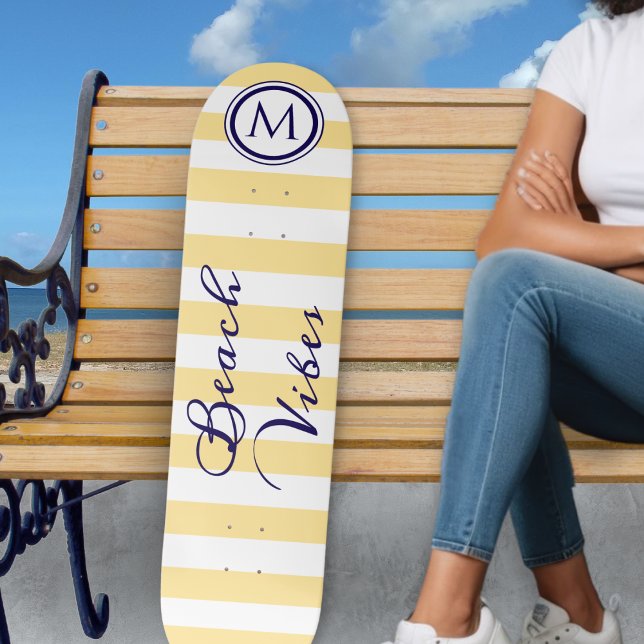Beach Vibes Gult Vitstripe Coola Monogram Mini Skateboard Bräda 18,5 Cm (A striped yellow and white skateboard with monogram initial and 'Beach Vibes' in script typography)
