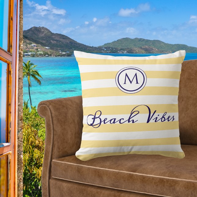 Beach Vibes Monogram stripe Gult Vit Chic Kudde (A chic throw pillow with 'Beach Vibes' words, yellow and white nautical stripes and custom monogram)