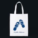 Beach Wedding Blue Flip Flop Välkomstväskor Återanvändbar Påse<br><div class="desc">Välkomna ut dina gäster från stan till ditt strandbröllop! Fyll den här återanvändbara väskan med allt de behöver för att njuta av bröllop helg. Tänka kartor, vattenflaskor, godis, myntverk och allt annat du kan tänka om. Efteråt kan dina gäster fälla upp det, packa det och återuppleva minnena från ditt speciella...</div>