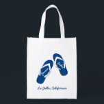 Beach Wedding Blue Flip Flop Välkomstväskor Återanvändbar Påse<br><div class="desc">Välkomna ut dina gäster från stan till ditt strandbröllop! Fyll den här återanvändbara väskan med allt de behöver för att njuta av bröllop helg. Tänka kartor, vattenflaskor, godis, myntverk och allt annat du kan tänka om. Efteråt kan dina gäster fälla upp det, packa det och återuppleva minnena från ditt speciella...</div>